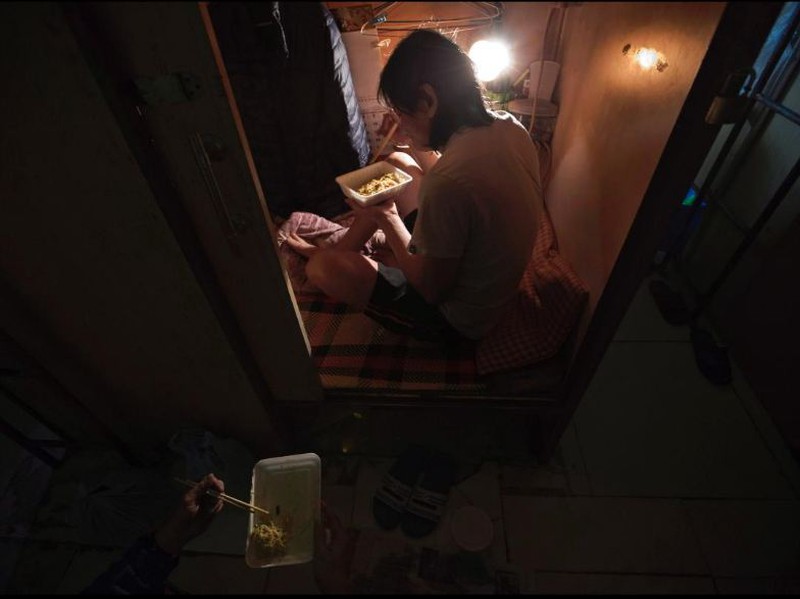 Những “ngôi nhà quan tài” chật hẹp khủng khiếp ở Hong Kong - ảnh 9