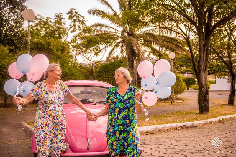 Chùm ảnh hai cụ bà sinh đôi kỉ niệm sinh nhật 100 tuổi đẹp lung linh - ảnh 10