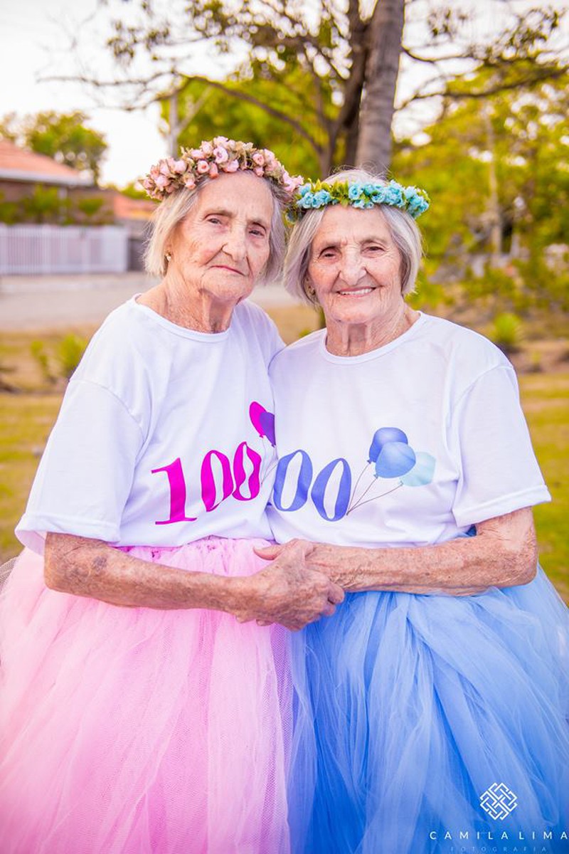 Chùm ảnh hai cụ bà sinh đôi kỉ niệm sinh nhật 100 tuổi đẹp lung linh - ảnh 5