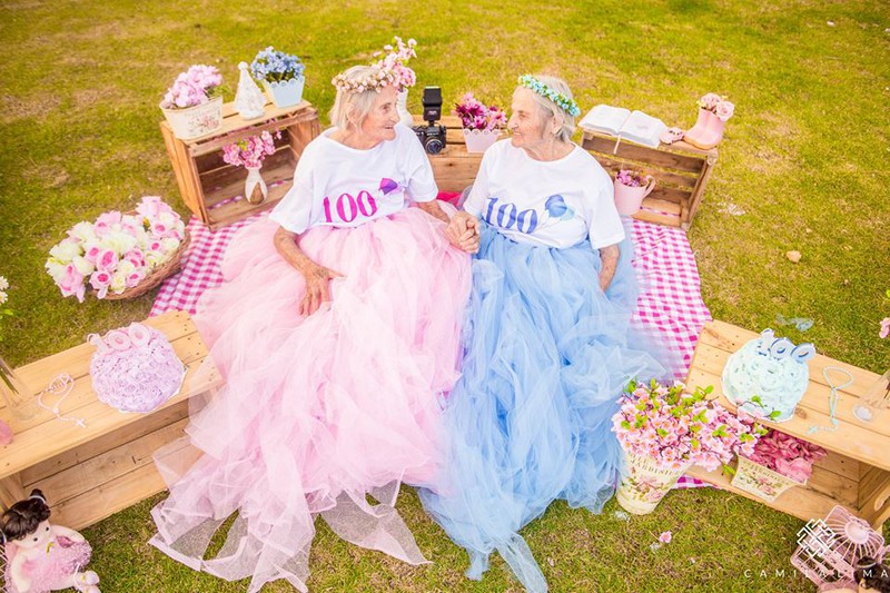 Chùm ảnh hai cụ bà sinh đôi kỉ niệm sinh nhật 100 tuổi đẹp lung linh - ảnh 6