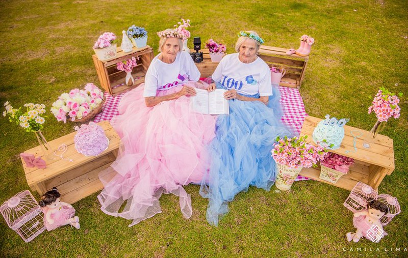 Chùm ảnh hai cụ bà sinh đôi kỉ niệm sinh nhật 100 tuổi đẹp lung linh - ảnh 7
