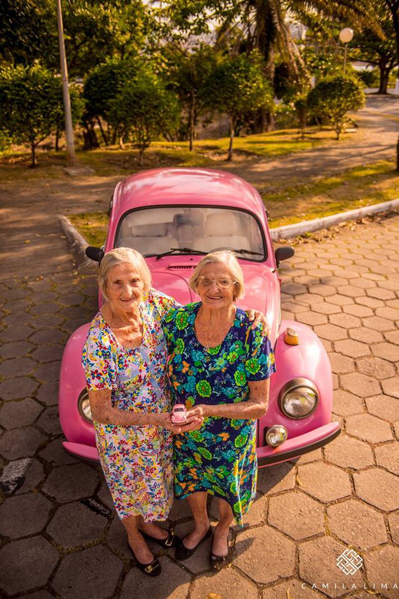 Chùm ảnh hai cụ bà sinh đôi kỉ niệm sinh nhật 100 tuổi đẹp lung linh - ảnh 8