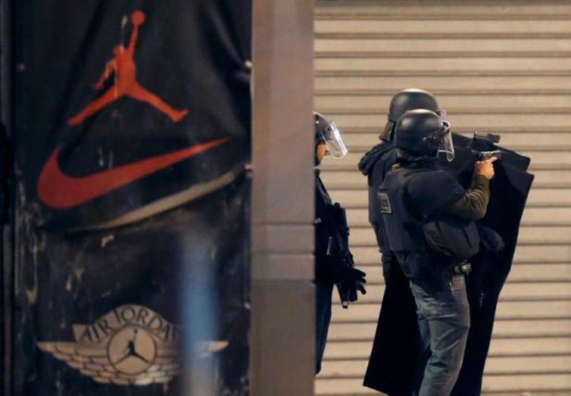 Cận cảnh vụ đột kích “nghẹt thở” của đặc nhiệm Pháp - ảnh 11