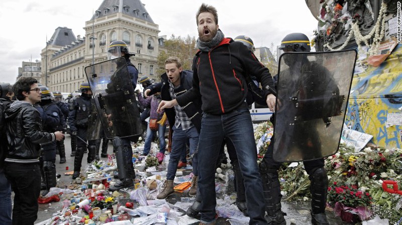 COP21: Obama tới nhà hát Bataclan, 200 người biểu tình bị bắt giữ - ảnh 5