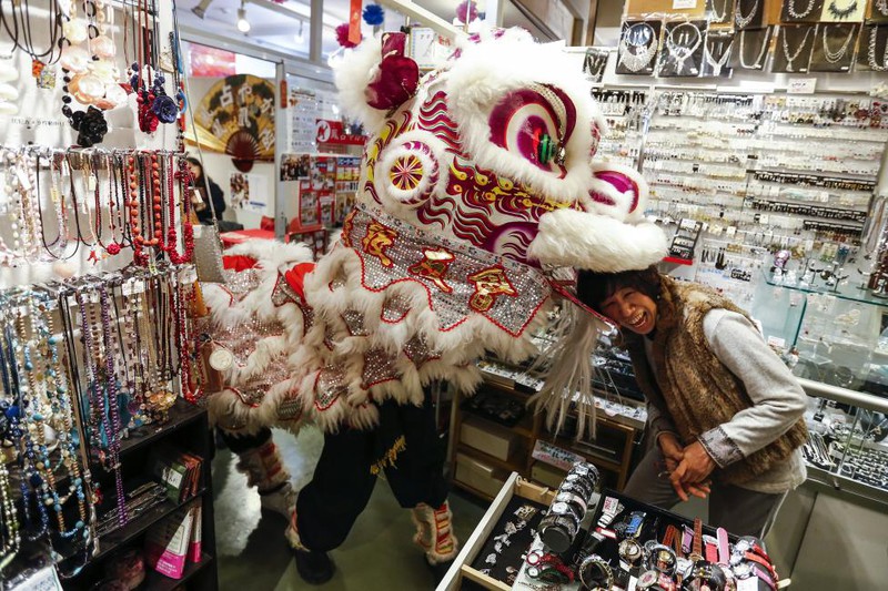 Người dân châu Á làm gì trong dịp Tết Bính Thân 2016? - ảnh 7