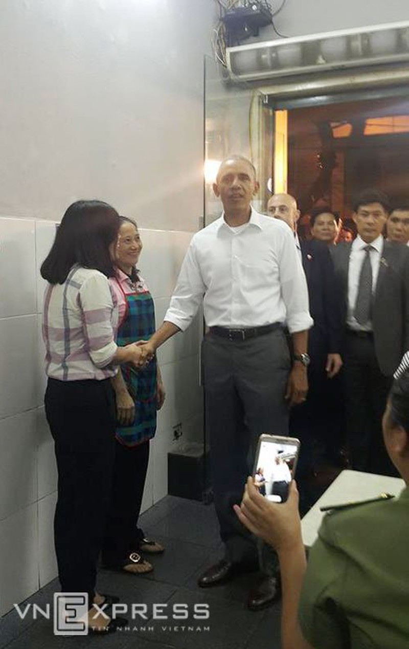 Hình ảnh Tổng thống Obama ăn bún chả