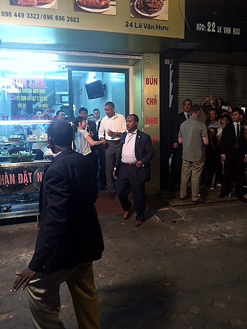 Hình ảnh Tổng thống Obama ăn bún chả