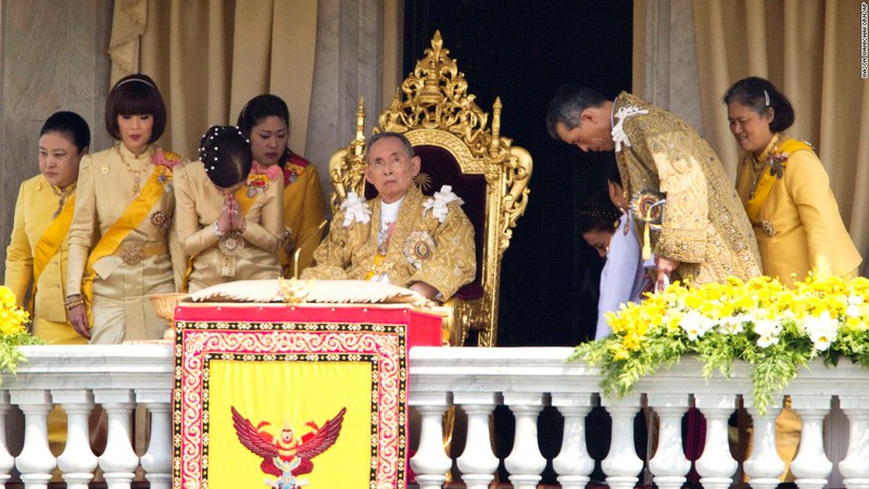 Cuộc đời nhà vua Thái Lan Bhumibol Adulyadej qua ảnh - ảnh 14