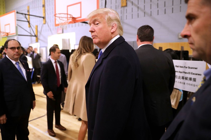 Khoảnh khắc ông Trump “nhìn trộm” lá phiếu của vợ gây “chấn động” - ảnh 3