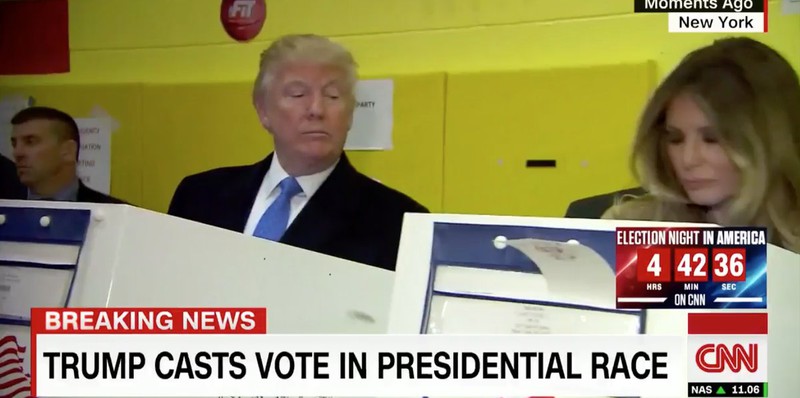 Khoảnh khắc ông Trump “nhìn trộm” lá phiếu của vợ gây “chấn động” - ảnh 1