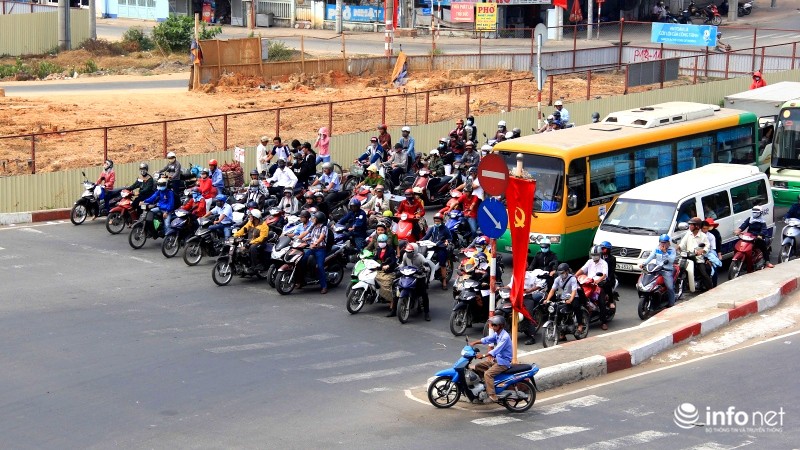 Nhìn người Sài Gòn đi xe trên xa lộ Hà Nội - ảnh 8