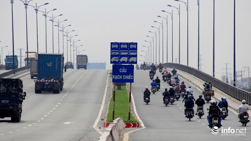 Nhìn người Sài Gòn đi xe trên xa lộ Hà Nội - ảnh 3