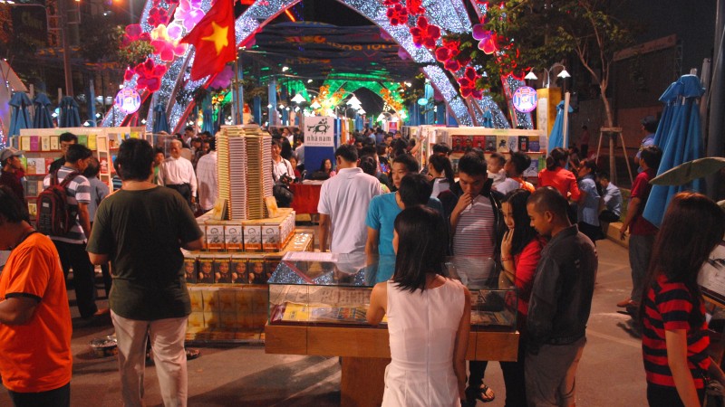 Khai mạc đường sách, trẻ em đứng lặng nhìn bản đồ Hoàng Sa - Trường Sa - ảnh 5