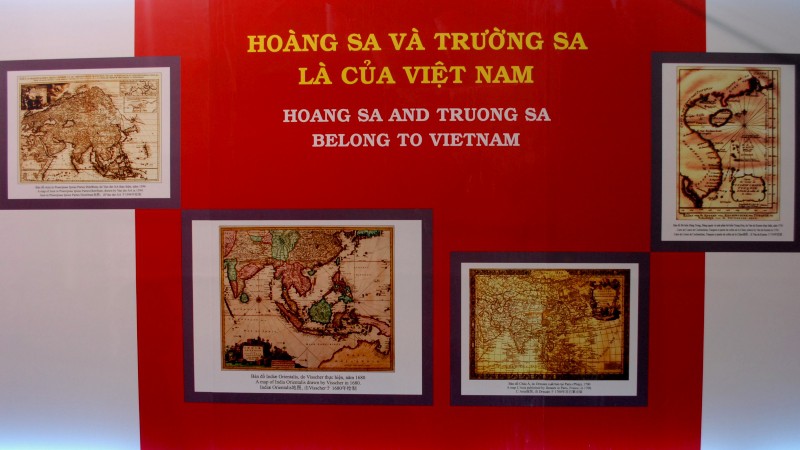 Khai mạc đường sách, trẻ em đứng lặng nhìn bản đồ Hoàng Sa - Trường Sa - ảnh 9