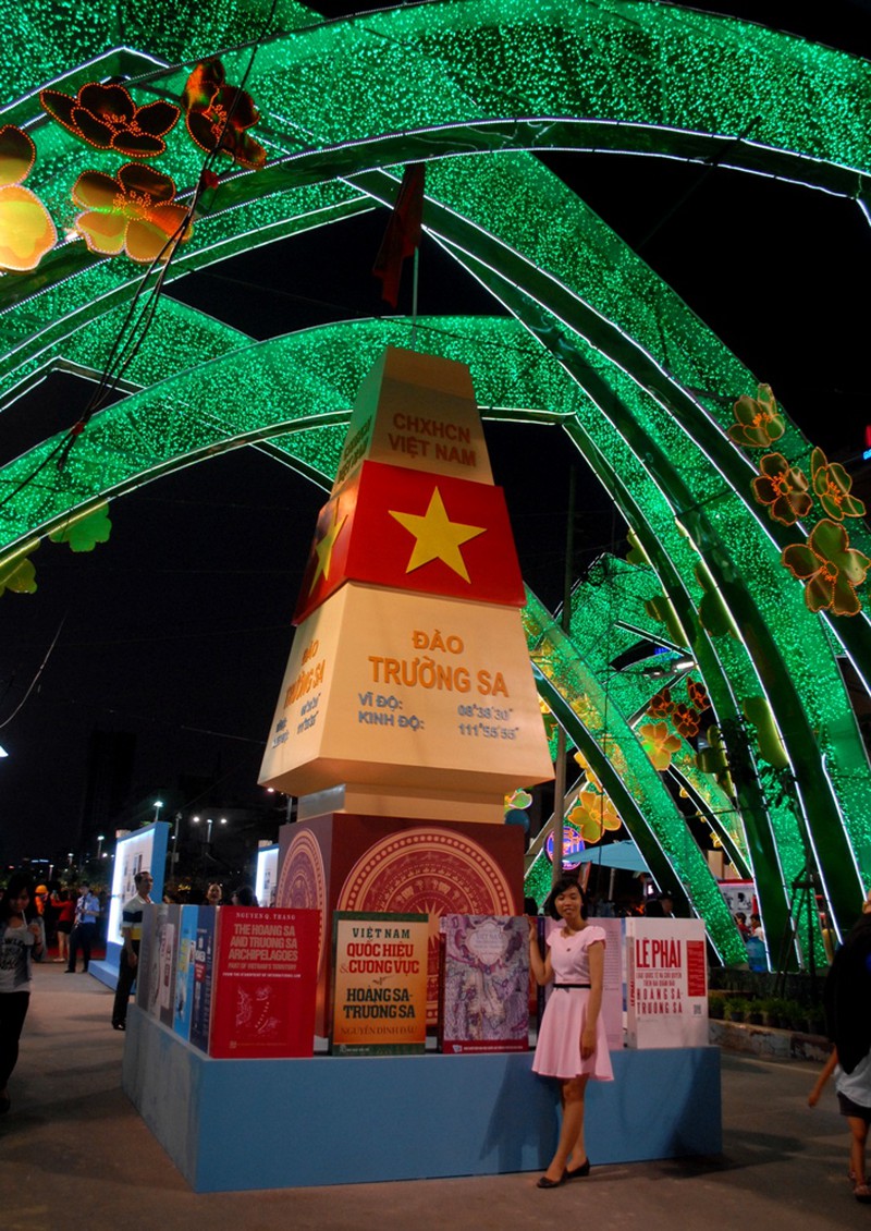 Khai mạc đường sách, trẻ em đứng lặng nhìn bản đồ Hoàng Sa - Trường Sa - ảnh 7