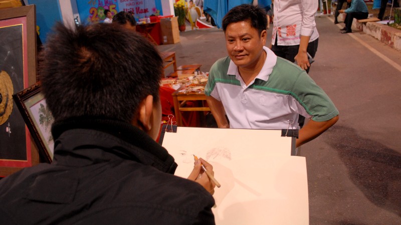 Khai mạc đường sách, trẻ em đứng lặng nhìn bản đồ Hoàng Sa - Trường Sa - ảnh 14