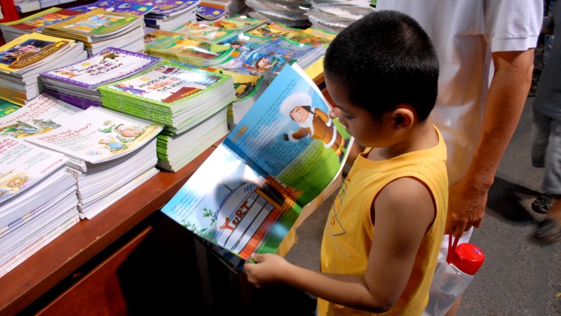 Khai mạc đường sách, trẻ em đứng lặng nhìn bản đồ Hoàng Sa - Trường Sa - ảnh 10