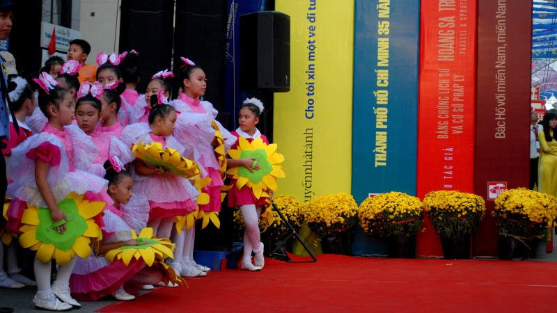 Khai mạc đường sách, trẻ em đứng lặng nhìn bản đồ Hoàng Sa - Trường Sa - ảnh 3