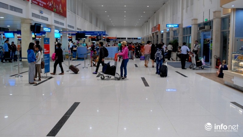 Sân bay Tân Sơn Nhất ngày cuối năm: Hành khách nằm ngủ vì đến sớm - ảnh 7