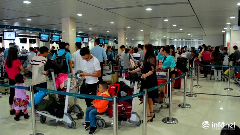 Sân bay Tân Sơn Nhất ngày cuối năm: Hành khách nằm ngủ vì đến sớm - ảnh 9