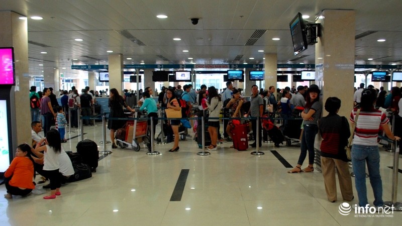 Sân bay Tân Sơn Nhất ngày cuối năm: Hành khách nằm ngủ vì đến sớm - ảnh 10