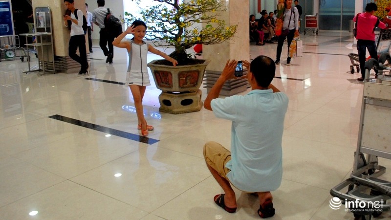 Sân bay Tân Sơn Nhất ngày cuối năm: Hành khách nằm ngủ vì đến sớm - ảnh 8