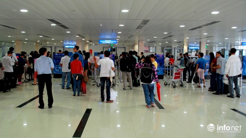 Sân bay Tân Sơn Nhất ngày cuối năm: Hành khách nằm ngủ vì đến sớm - ảnh 11