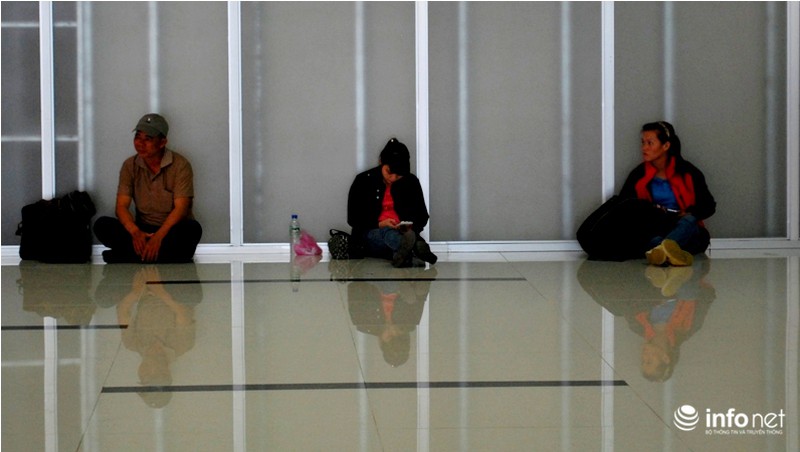 Sân bay Tân Sơn Nhất ngày cuối năm: Hành khách nằm ngủ vì đến sớm - ảnh 1