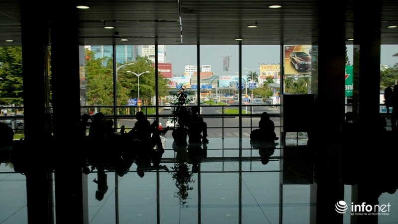 Sân bay Tân Sơn Nhất ngày cuối năm: Hành khách nằm ngủ vì đến sớm - ảnh 13