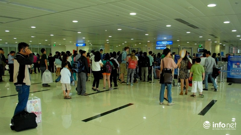 Sân bay Tân Sơn Nhất ngày cuối năm: Hành khách nằm ngủ vì đến sớm - ảnh 12