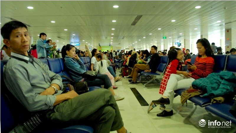 Sân bay Tân Sơn Nhất ngày cuối năm: Hành khách nằm ngủ vì đến sớm - ảnh 16