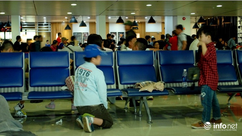 Sân bay Tân Sơn Nhất ngày cuối năm: Hành khách nằm ngủ vì đến sớm - ảnh 17