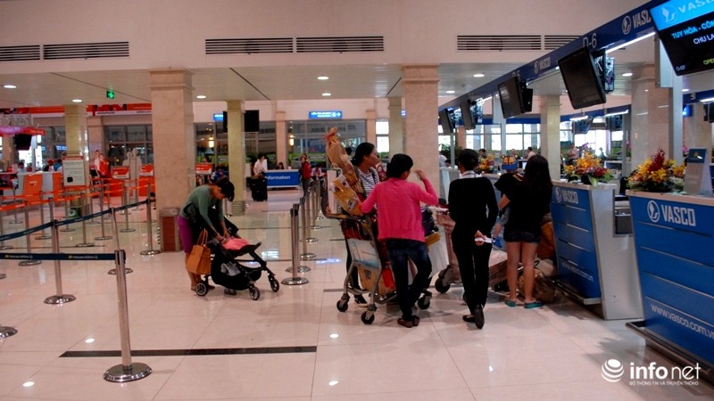 Sân bay Tân Sơn Nhất ngày cuối năm: Hành khách nằm ngủ vì đến sớm - ảnh 2