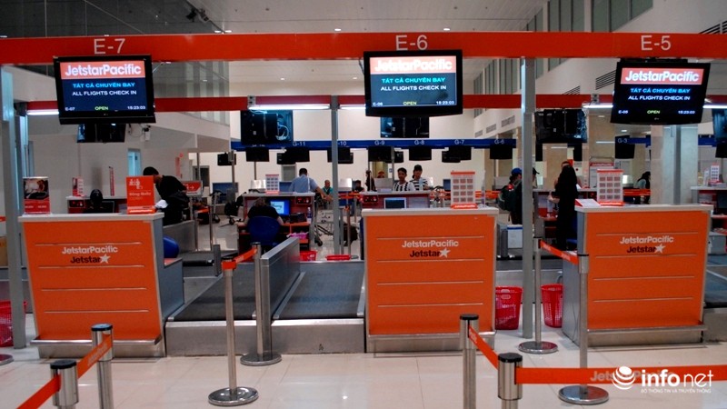 Sân bay Tân Sơn Nhất ngày cuối năm: Hành khách nằm ngủ vì đến sớm - ảnh 5