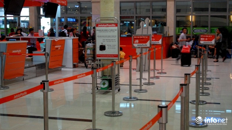 Sân bay Tân Sơn Nhất ngày cuối năm: Hành khách nằm ngủ vì đến sớm - ảnh 6