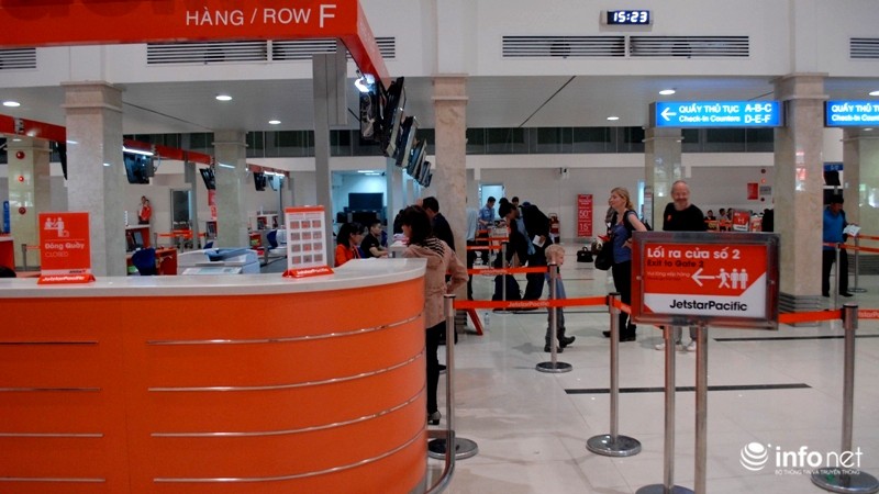 Sân bay Tân Sơn Nhất ngày cuối năm: Hành khách nằm ngủ vì đến sớm - ảnh 4