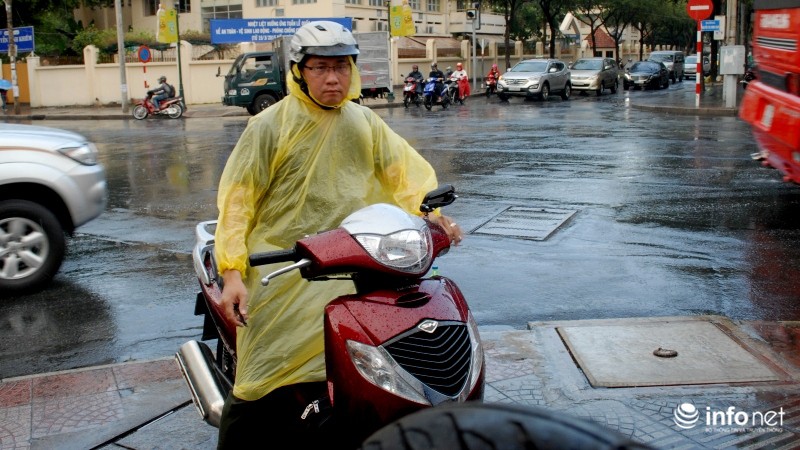 Mưa rào bất chợt khiến trung tâm Sài Gòn thêm bức bối - ảnh 3