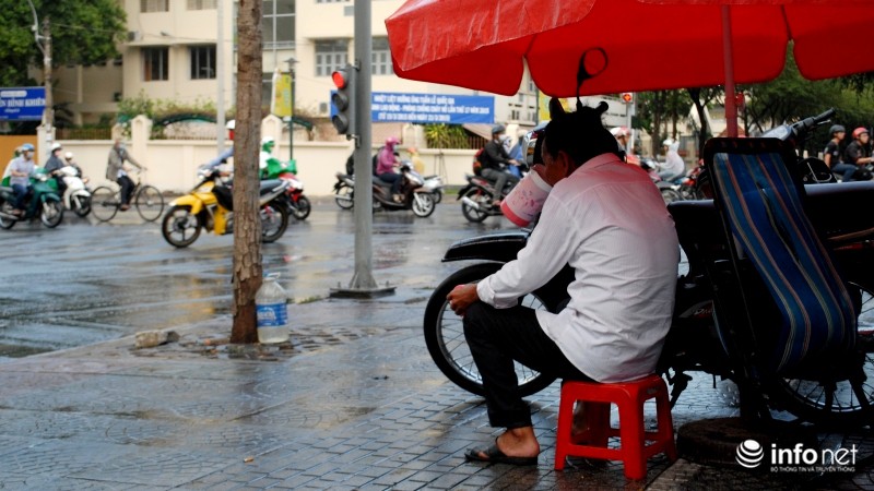 Mưa rào bất chợt khiến trung tâm Sài Gòn thêm bức bối - ảnh 7
