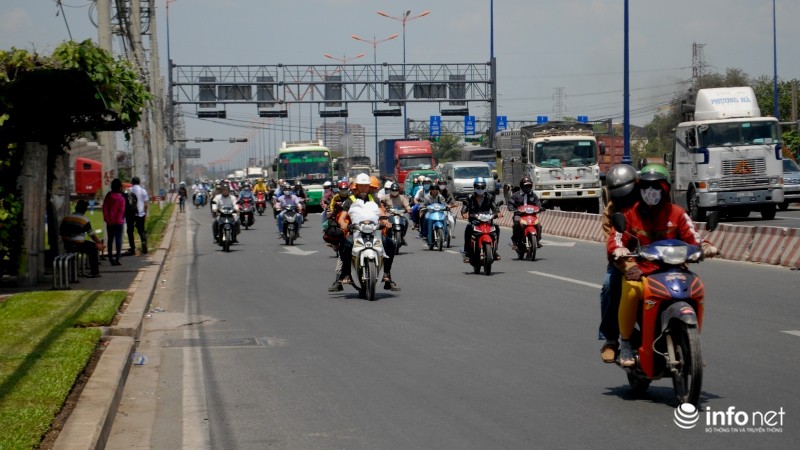 Mưa rào bất chợt khiến trung tâm Sài Gòn thêm bức bối - ảnh 2
