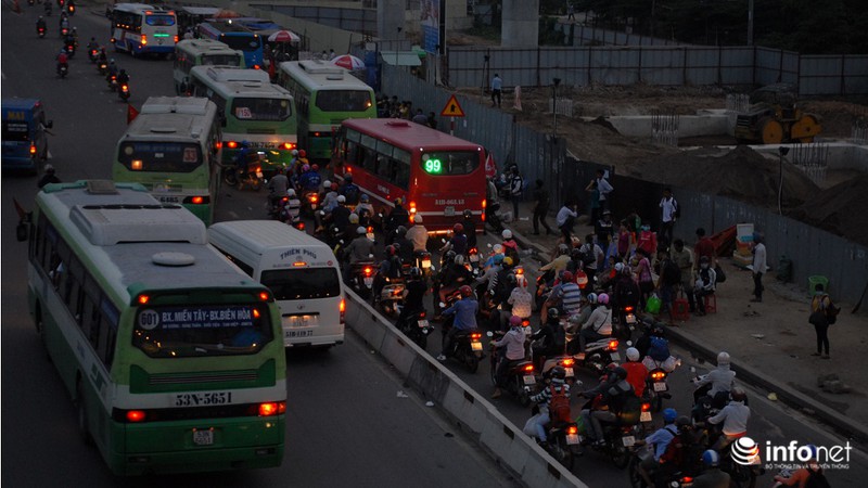 “Rồng rắn” trở lại Sài Gòn sau kỳ nghỉ dài - ảnh 10