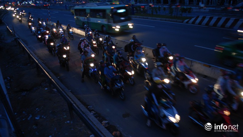 “Rồng rắn” trở lại Sài Gòn sau kỳ nghỉ dài - ảnh 13