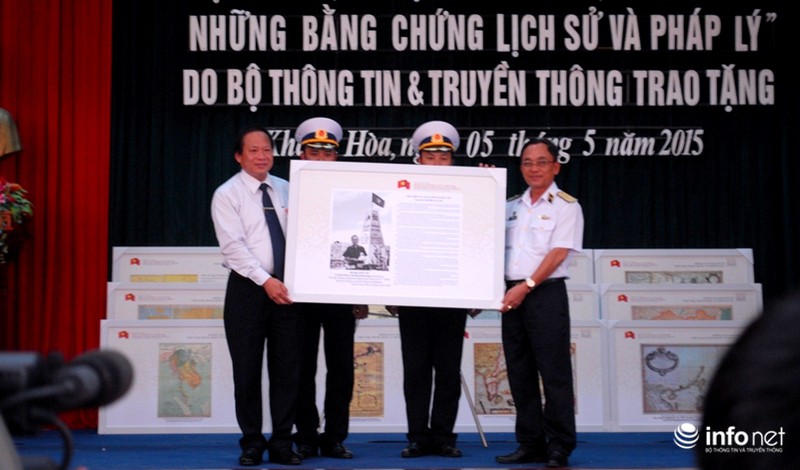 Trao tặng hơn 100 tài liệu khẳng định chủ quyền tại Hoàng Sa–Trường Sa - ảnh 1