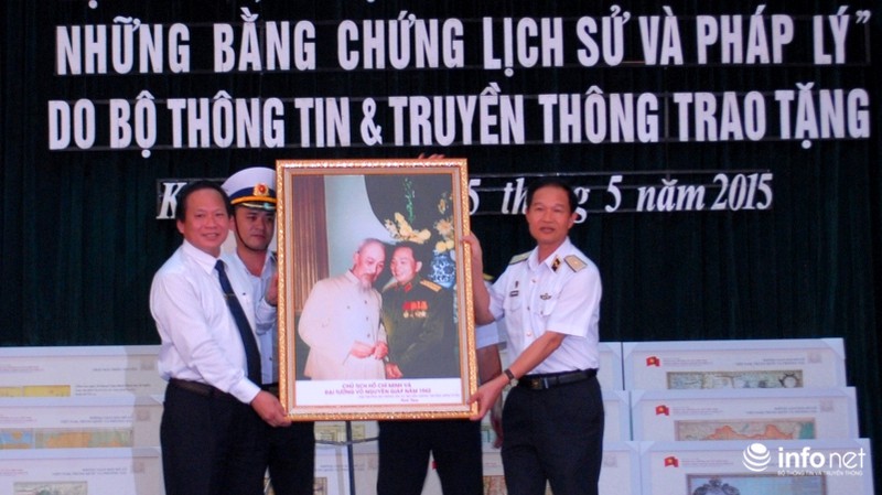 Trao tặng hơn 100 tài liệu khẳng định chủ quyền tại Hoàng Sa–Trường Sa - ảnh 2