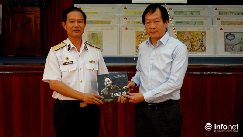 Trao tặng hơn 100 tài liệu khẳng định chủ quyền tại Hoàng Sa–Trường Sa - ảnh 6