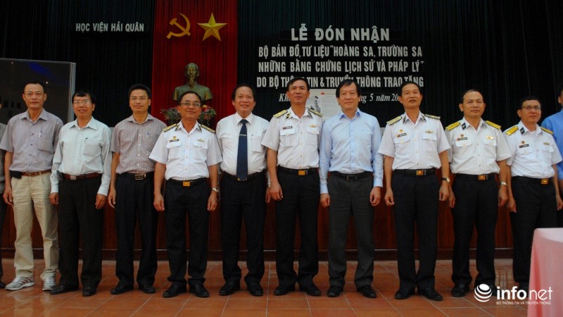 Trao tặng hơn 100 tài liệu khẳng định chủ quyền tại Hoàng Sa–Trường Sa - ảnh 7