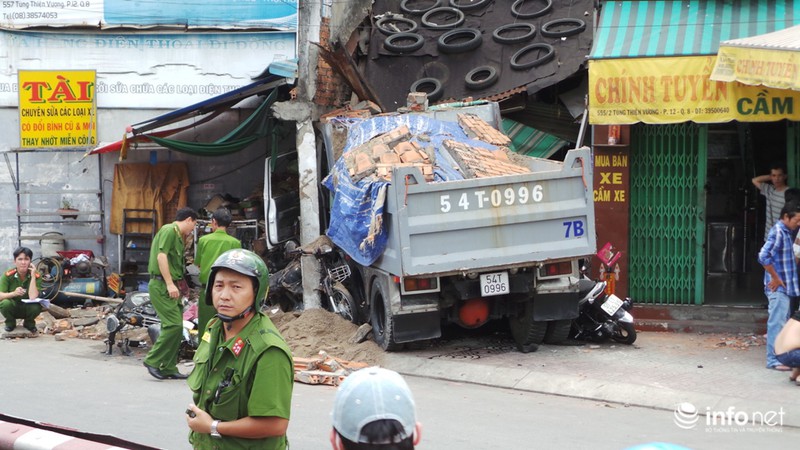 Hiện trường vụ xe tải đâm sập nhà, làm hai người chết - ảnh 1