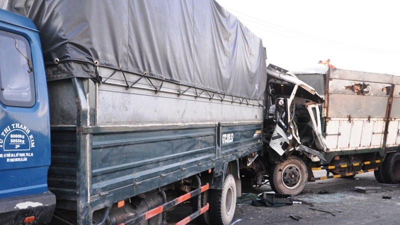 Hiện trường vụ 7 xe ô tô đâm nhau liên hoàn trên Quốc lộ 1A - ảnh 5