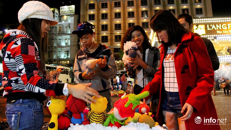 Chợ đêm đầy màu sắc ở