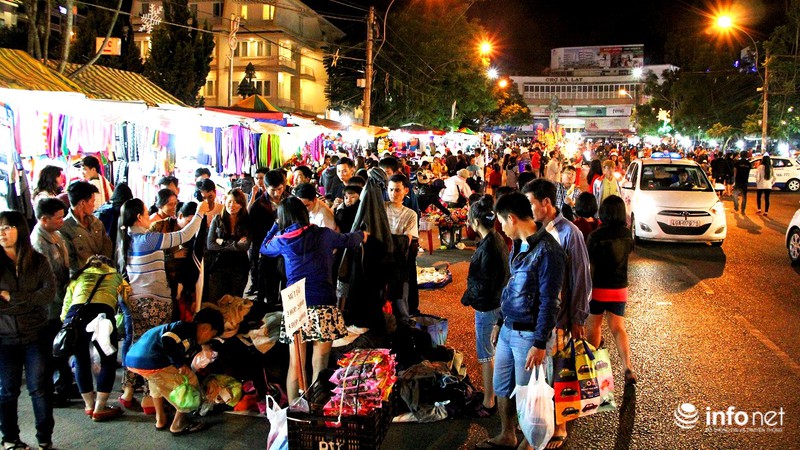 Chợ đêm đầy màu sắc ở