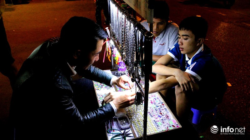 Chợ đêm đầy màu sắc ở